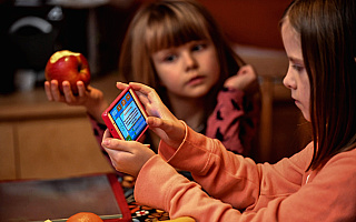 Zbadano uzależnienie dzieci i młodzieży od smartfona. Wyniki szokują
